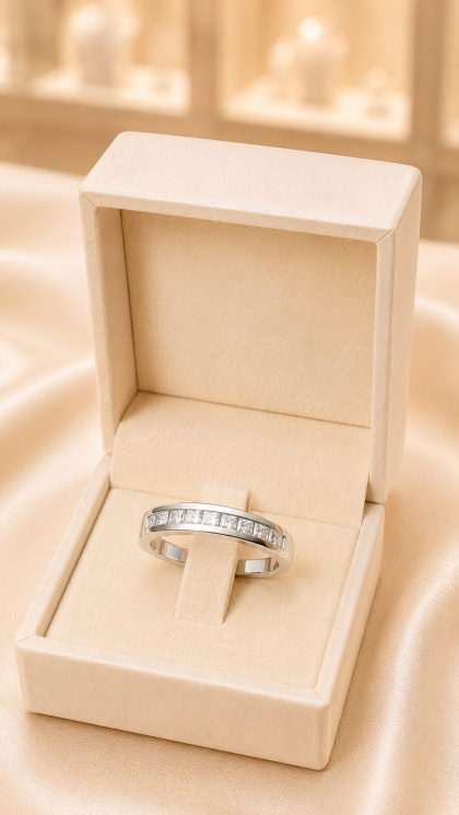 Argolla en oro blanco 18K con Diamante