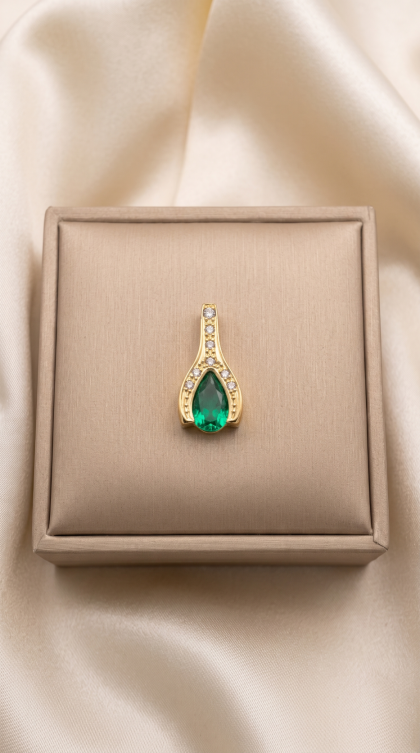 Dije en oro amarillo 18K con Esmeralda Lágrima y Diamantes
