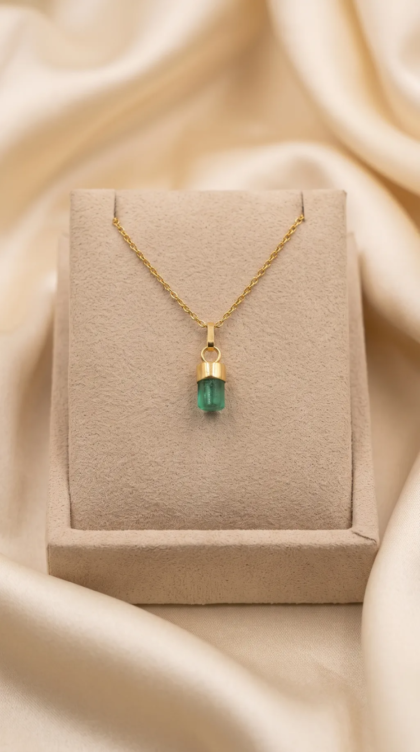 Dije Canitillo de Esmeralda en Oro Amarillo 18K