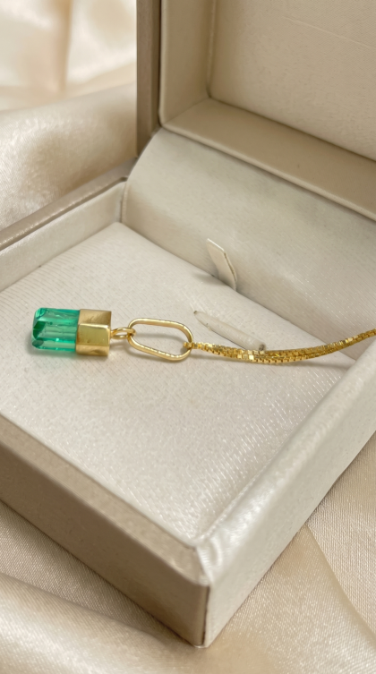 Dije en oro amarillo 18K Rectangular con Esmeralda