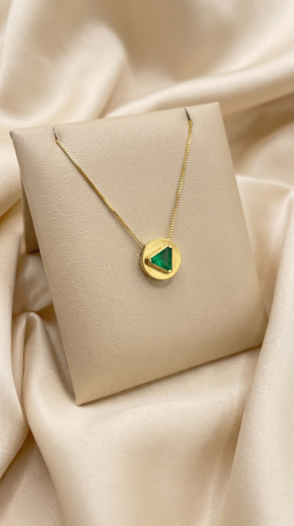 Dije con Esmeralda en Oro Amarillo 18K