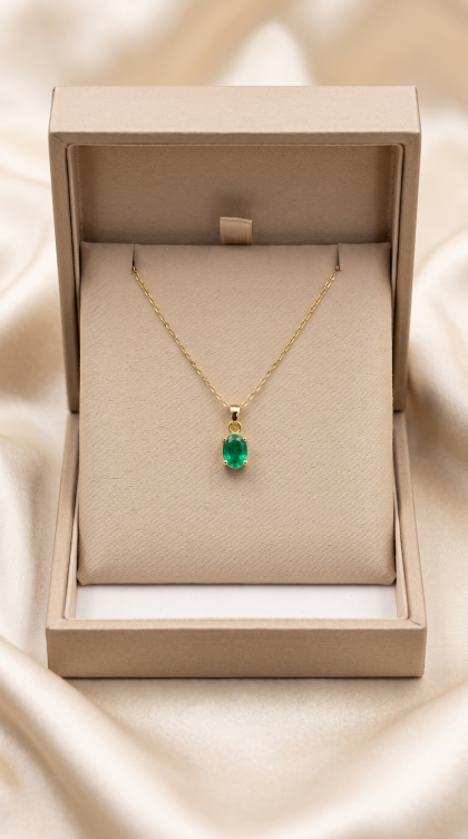 Dije en oro amarillo 18K con Esmeralda Ovalada