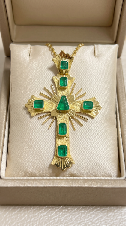 Dije Cruz con Esmeraldas en Oro Amarillo 18K