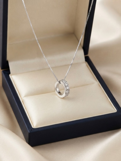 Dije Aro en Oro Blanco 18K con Pavé de Diamantes