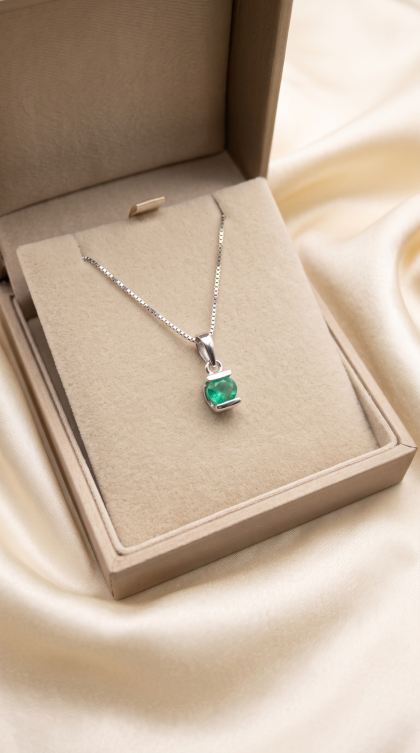 Dije en oro blanco 18K con Esmeralda Redonda