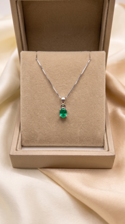 Dije en oro blanco 18K Solitario con Esmeralda Ovalada