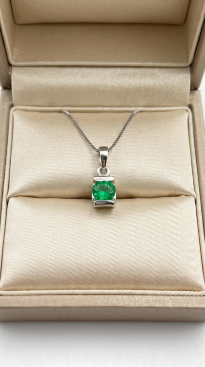 Dije en oro blanco 18K Solitario con Esmeralda Redonda