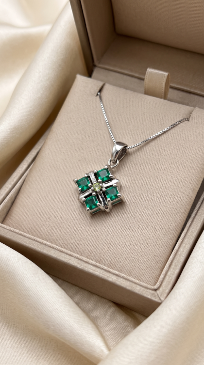 Dije Cruz con Esmeraldas y Diamantes en Oro Blanco 18K