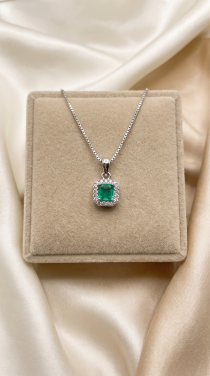 Dije en Oro Blanco 18K con Esmeralda y Halo de Diamantes