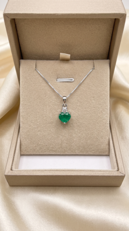 Dije en oro blanco 18K Corazón con Esmeralda