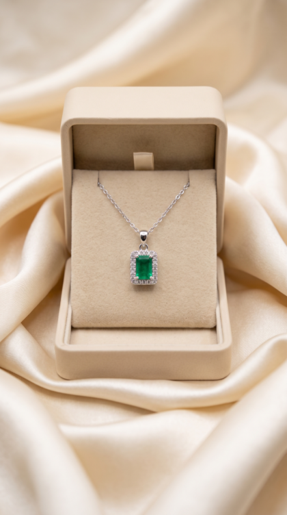 Dije Esmeralda Rectangular en Oro Blanco 18K con Marco de Diamantes