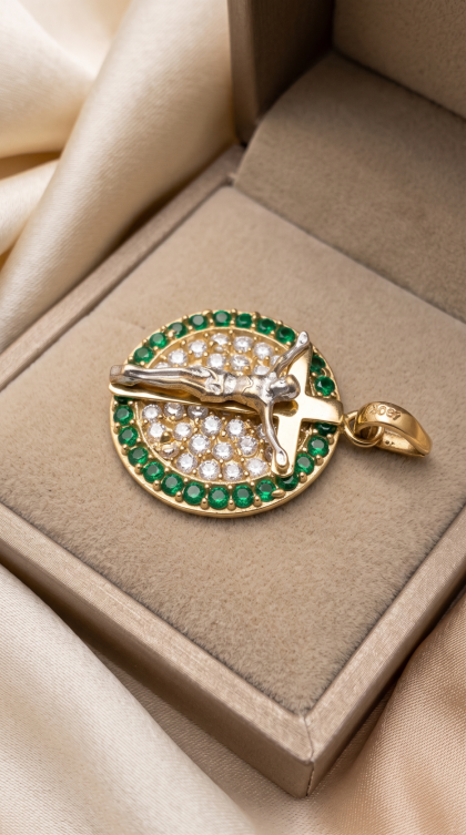 Dije Medalla Crucifijo en Oro Combinado 18K con Esmeraldas y Diamantes