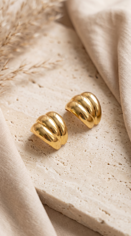 Topos en oro amarillo 18K con diseño tallado