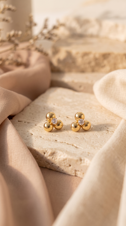 Topos en oro amarillo 18K con diseño de esferas y circón
