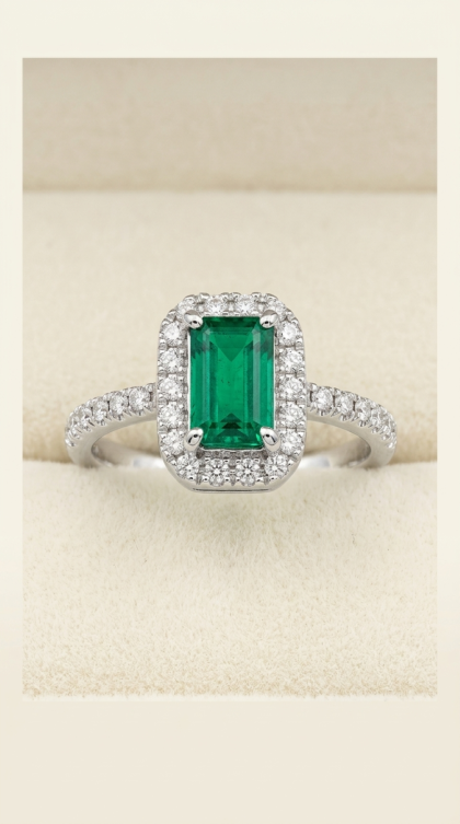 Anillo en oro blanco 18K con Esmeralda y Diamantes