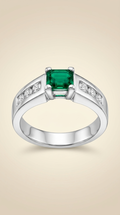 Anillo en oro blanco 18K con Esmeralda y Diamantes