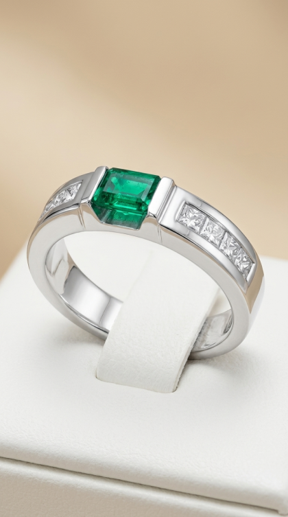 Anillo en oro blanco 18K con Esmeralda y Diamantes